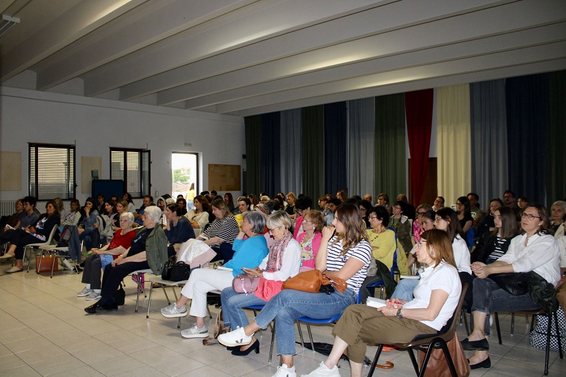 Incontro con la scrittrice Antonella Lattanzi per Amabili Confini nel  quartiere Serra Rifusa a Matera: report e foto - SassiLive