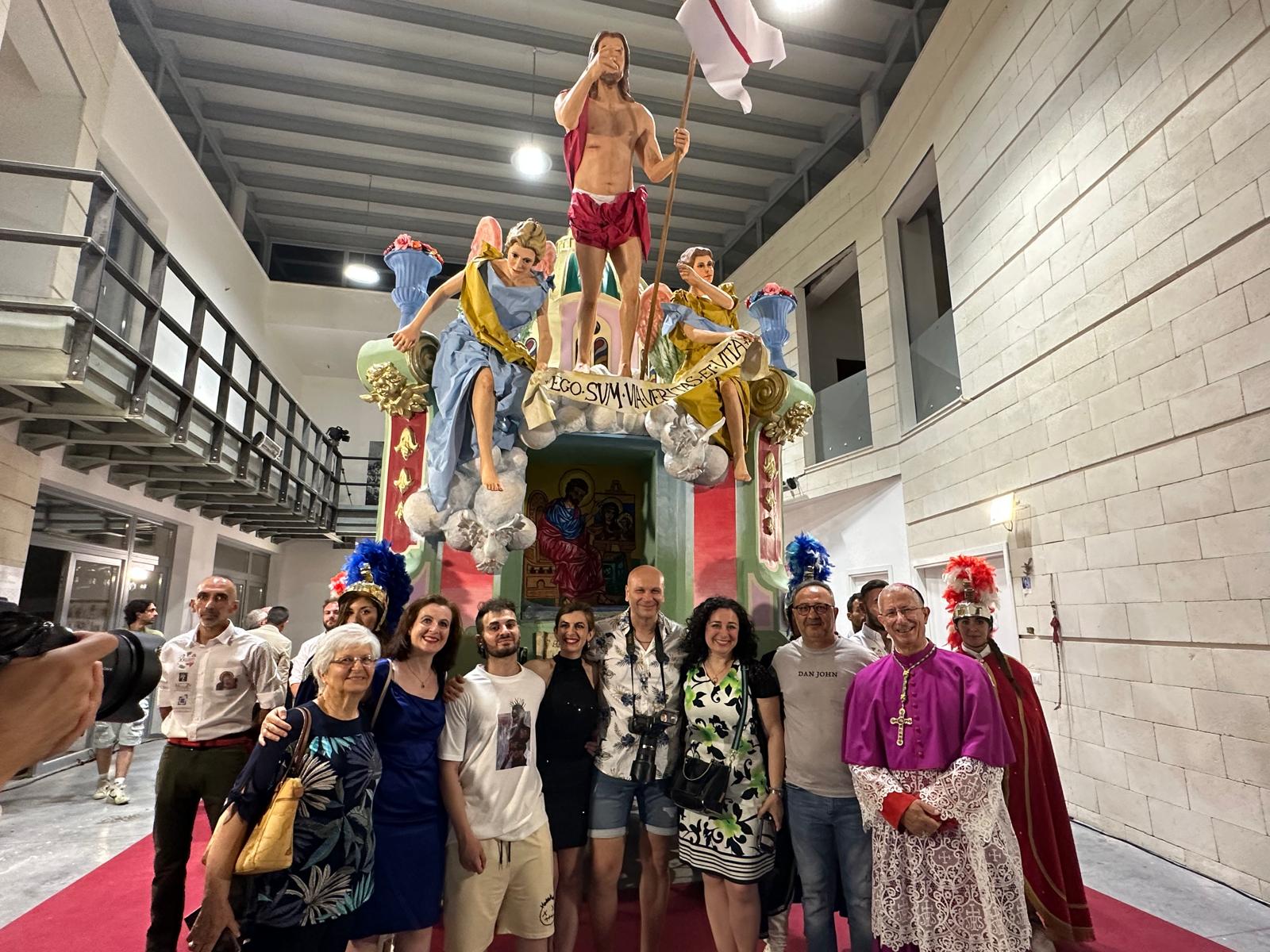 Festa della Bruna 2024, svelato il Carro Trionfale di Francesca Cascione:  per la prima volta la statua in cartapesta della Madonna della Bruna sul  carro. Report, video-intervista Cascione, video show illuminotecnico di