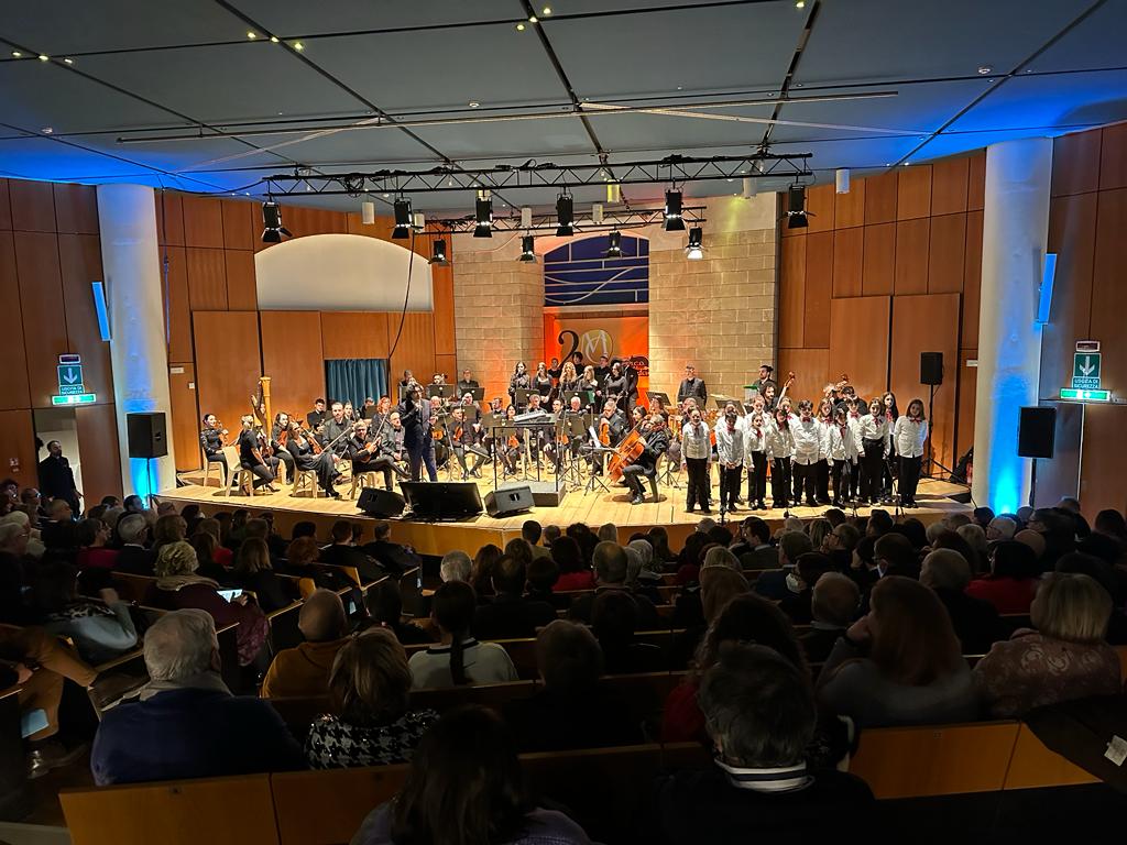 Christmas Vibes, il super-live per Natale 2023 con Francesco Sarcina, Orchestra  Magna Grecia diretta da Angelo Nigro, L.A. Chorus e Coro Voci Bianche  Istituto Vittorio Alfieri di Taranto a Matera: report, video