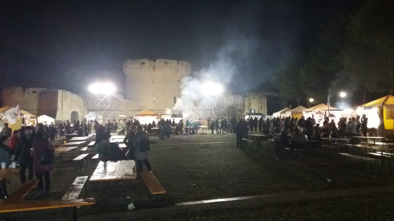 Mercatini Di Natale A Matera.Matera La Citta Del Natale 2018 Con Mercatini In Piazza Vittorio Veneto Street Food E Castello Europeo Di Santa Claus Nel Parco Del Castello Tramontano Report E Foto Sassilive