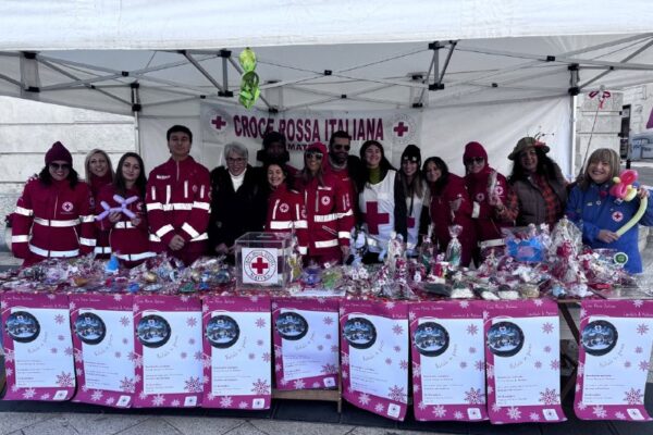 "Natale in piazza", banchetto natalizio solidale del Comitato Croce Rossa Italiana di Matera: report e foto