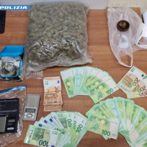 Detenzione di droga, arrestato materano dalla Polizia a Matera: sequestro di 1 kg di marijuana, 57 grammi di hashish, 1 coltello e 12.425 euro in contanti. Due persone denunciate all'Autorità giudiziaria