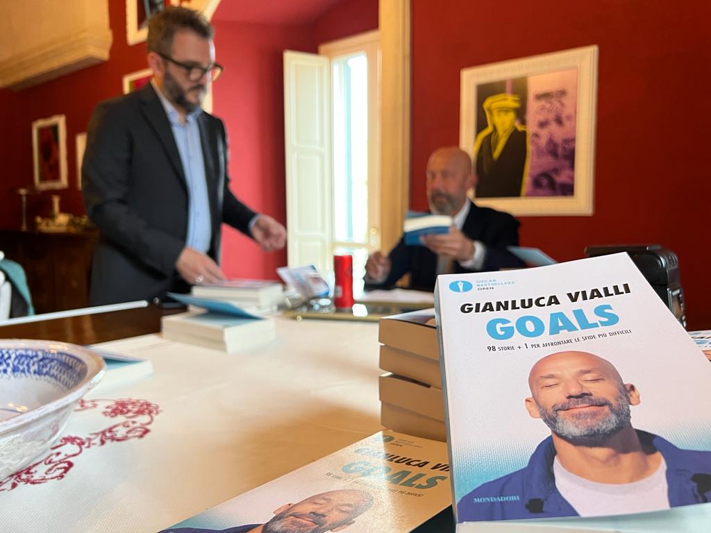 Gianluca Vialli nei Sassi di Matera per il libro Goals. 98 storie + 1 per  affrontare le sfide più difficili” con la Fondazione Francesca Divella:  Matera è strepitosa, tornerò con la famiglia.