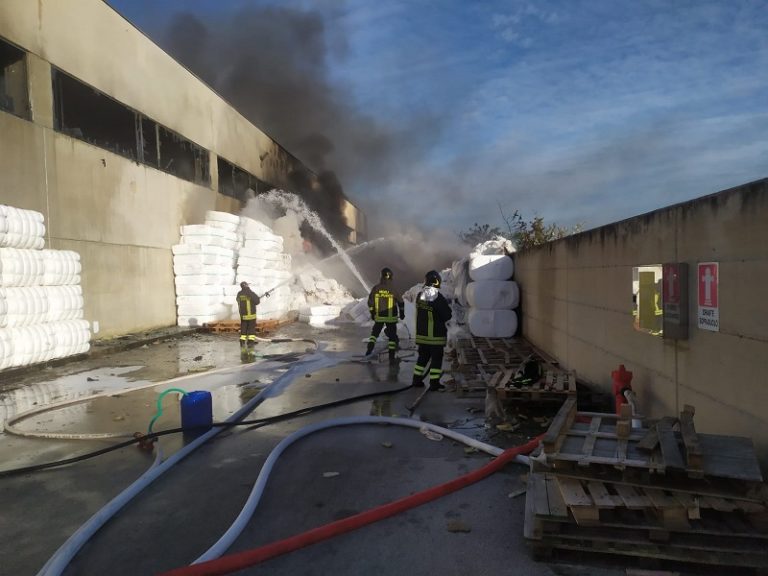 Incendio Capannone Industriale Nella Zona Industriale Jesce, Intervento ...