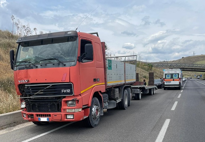 Incidente Con Due Autocarri E Un Auto Sulla Strada Statale 7 In