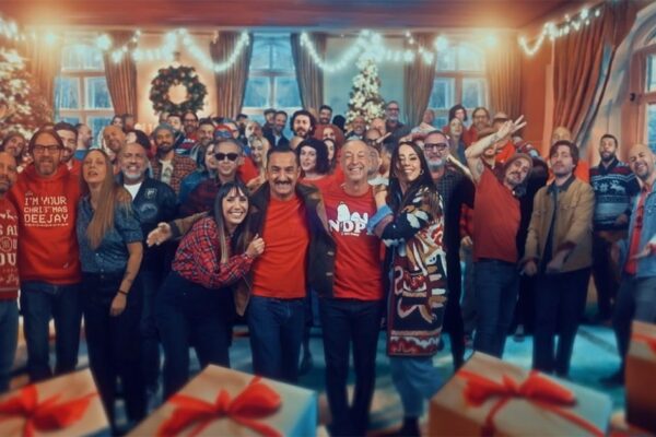 "La nostra canzone" è la canzone di Natale 2023 di Radio Deejay firmata Pinguini Tattici Nucleari feat. Deejay All Stars con cameo di Riccardo Zanotti: report e video