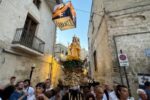 Ottavario Festa della Bruna 2024, processione nei Sassi di Matera con soste alle installazioni realizzate da studenti Liceo Artistico Carlo Levi di Matera per "La luminosa vita di Maria nel cuore antico di Matera": report, video, foto