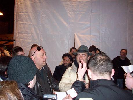 luca_carboni_firma_autografi_prima_di_andare_via.jpg