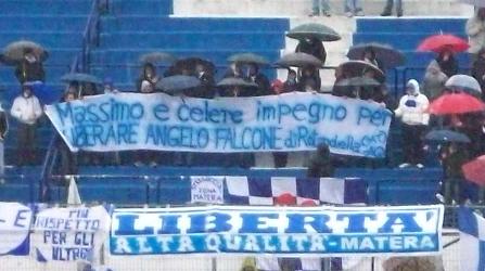 lo_striscione_per_angelo_falcone.jpg