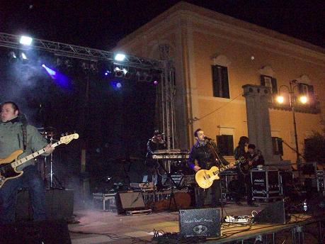 le_mani_in_concerto_in_piazza.jpg