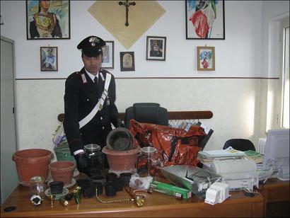 carabinieri_con_la_droga_sequestrata.jpg