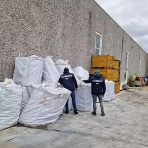 Traffico illecito di rifiuti industriali smaltiti in terreni di Basilicata, Puglia, Calabria e Campania, operazione DDA-Carabinieri: 9 arresti